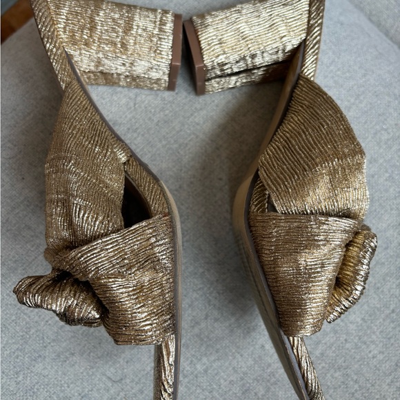 Lulu’s Adorable Gold Bow Heels - Picture 2 of 5
